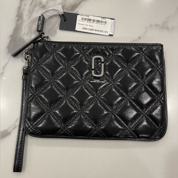 Marc Jacobs Handbags - Marc Jacobs quilted wristlet